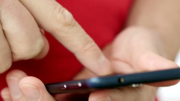 Homme en écriture rouge sms sur smartphone à écran tactile. Vidéo UltraHD — Video