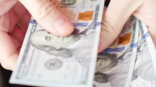 Hombre contando dólares. Vídeo UltraHD — Vídeos de Stock