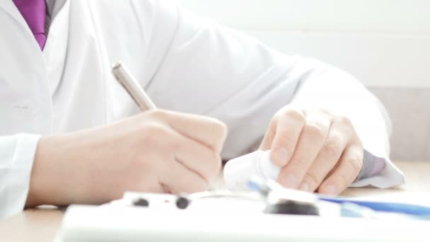 Médico médico escribiendo prescripción en su consultorio. Primer plano . — Vídeos de Stock