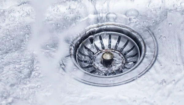 Un flusso di acqua pulita che scorre nel lavandino — Foto Stock