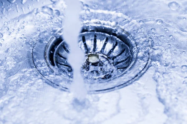 Un flusso di acqua pulita che scorre nel lavandino in acciaio inossidabile — Foto Stock