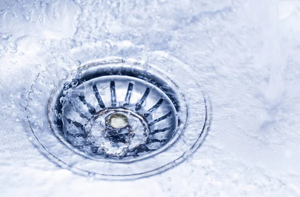 Un flusso di acqua pulita che scorre nel lavandino in acciaio inossidabile — Foto Stock