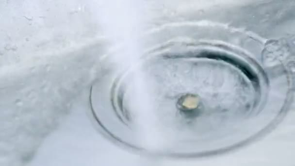 Un ruisseau d'eau propre qui coule dans l'évier — Video