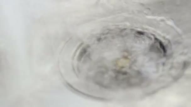 Un ruisseau d'eau propre qui coule dans l'évier — Video