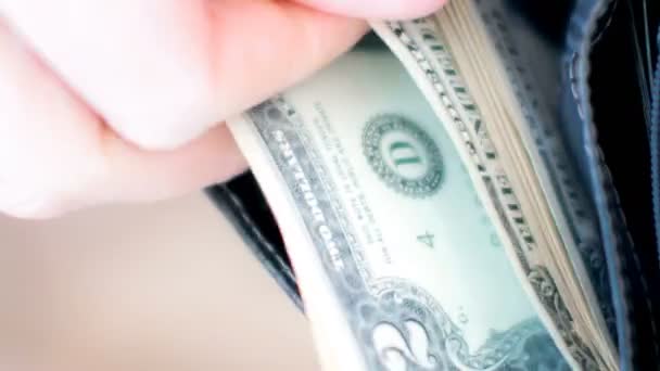Empresario manos contando billetes de dólar en la cartera. Imágenes de vídeo 4K UltraHD — Vídeos de Stock