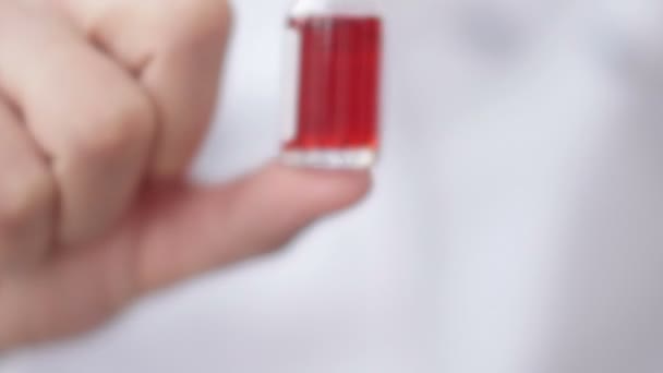 Läkare som innehar en receptbelagda piller flaska. 4 k Ultrahd-video — Stockvideo