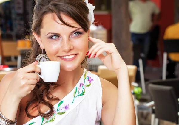 Vrouw in café — Stockfoto