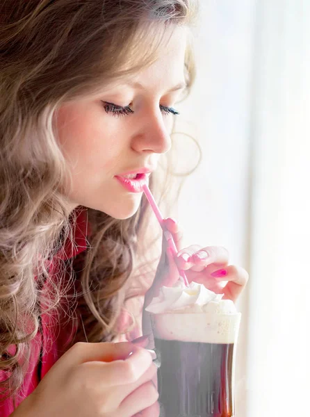 Vacker ung kvinna som dricker kaffe latte på ett kafé — Stockfoto