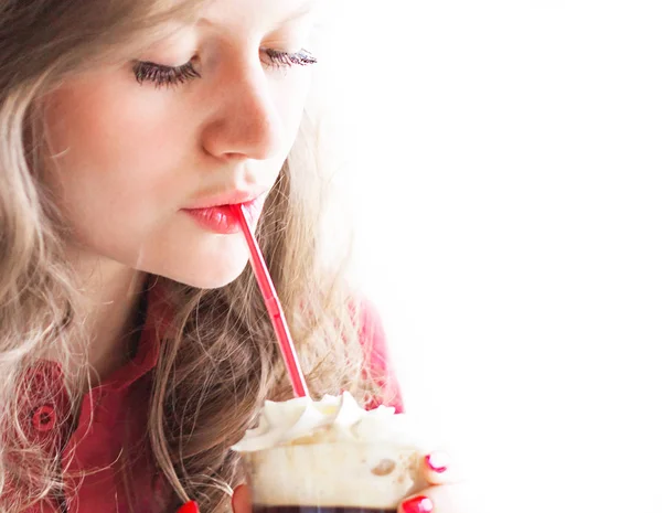 Красивая молодая женщина пьет кофе латте в кафе — стоковое фото
