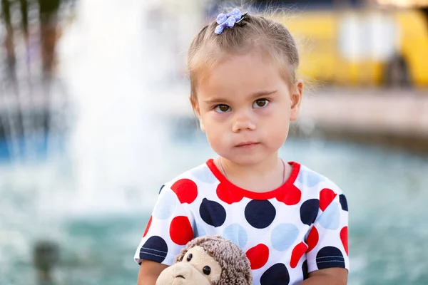 Портрет расстроенной девочки, стоящей на улице — стоковое фото