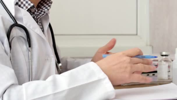 Лікар пояснює щось для пацієнта, роблячи жести руками . — стокове відео