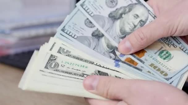 Las manos masculinas cuentan dinero en efectivo en la oficina . — Vídeos de Stock