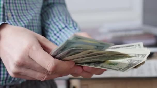 Manliga händer räkna kontanter pengar på kontoret. — Stockvideo