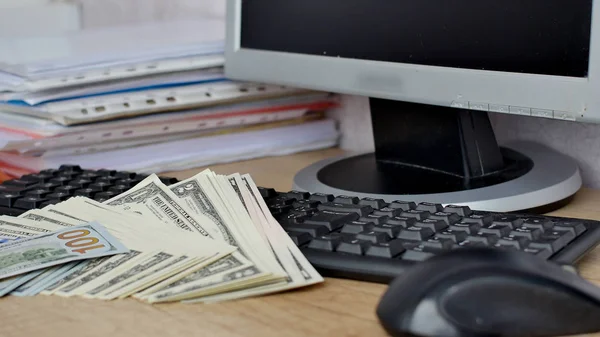 Male hands count cash money in the office. — Stock Photo, Image