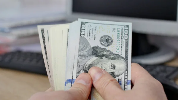 Мужские руки считают наличные деньги в офисе . — стоковое фото