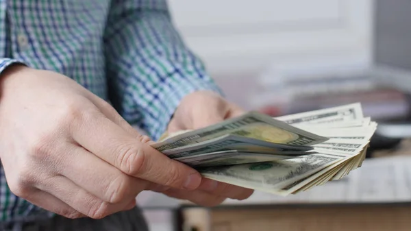 Mannelijke handen tellen cash geld in het kantoor. — Stockfoto