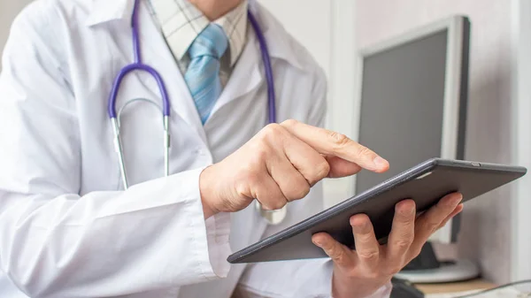 Médico trabalhando com computador tablet. — Fotografia de Stock
