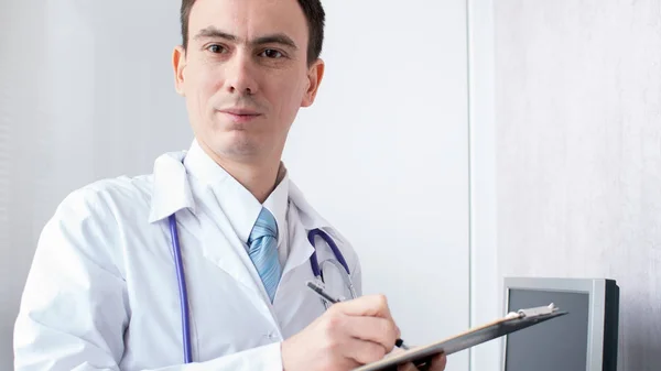 Medico scrivere note paziente su una visita medica — Foto Stock