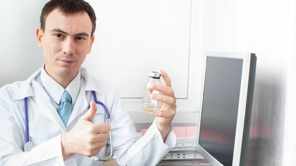 Polegares para cima símbolo sorrindo jovem médico confiante. — Fotografia de Stock