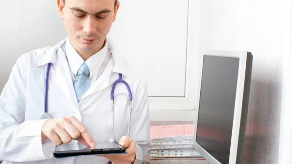 Médico trabalhando com computador tablet. — Fotografia de Stock