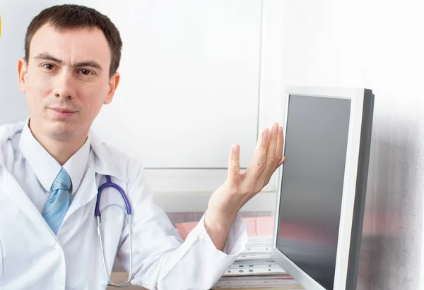 Läkare som talar med patienten och förklarar något — Stockfoto