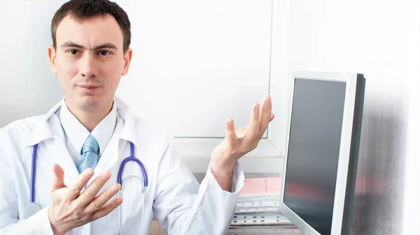 Medico che parla con il paziente e spiega qualcosa — Foto Stock