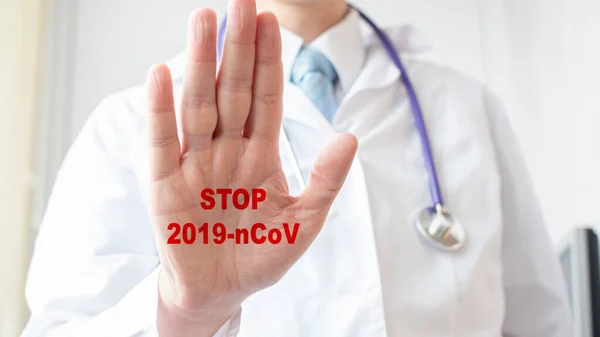 Médicos médicos palma com atenção de 2019-ncov coronavirus perigo . — Fotografia de Stock