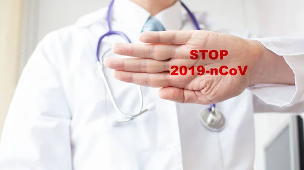 Médicos médicos palma com atenção de 2019-ncov coronavirus perigo . — Fotografia de Stock