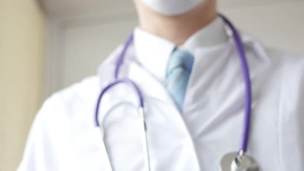 Médica médico colocando em luvas de látex azul — Vídeo de Stock