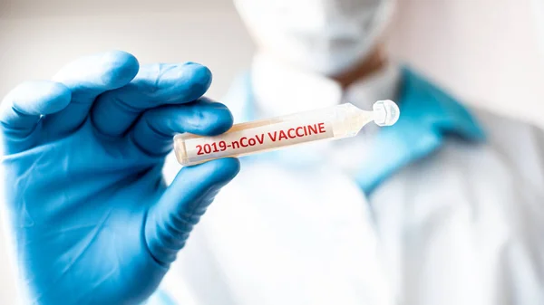 Medico o tubo di ritenzione laborioso con vaccino nCoV Coronavirus — Foto Stock