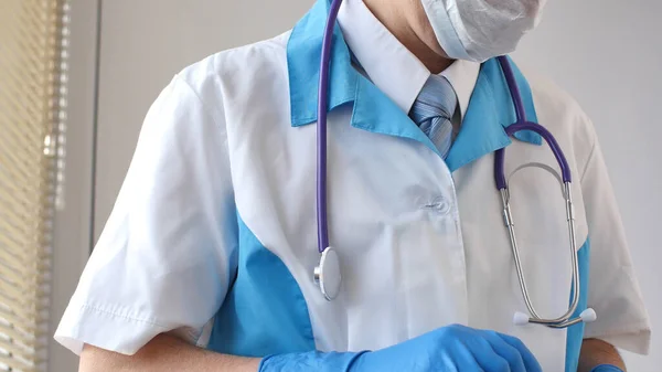 Médico con máscara médica y guantes azules preparándose para la inyección . —  Fotos de Stock