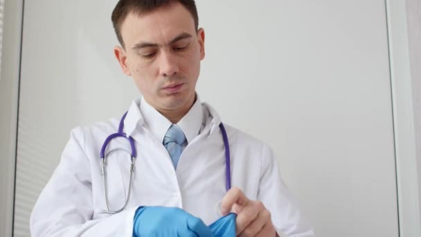 De chirurg dragen van handschoenen voor de operatie. — Stockvideo