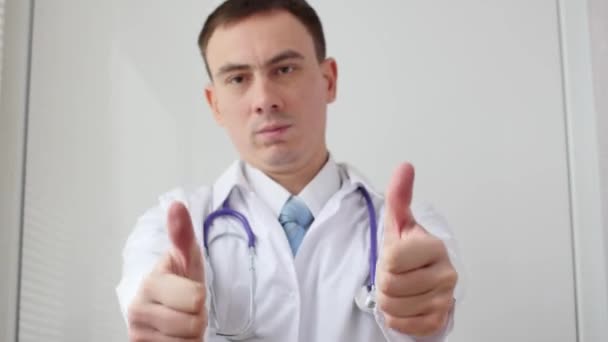 Tummen upp symbol genom att le ung säker läkare. — Stockvideo