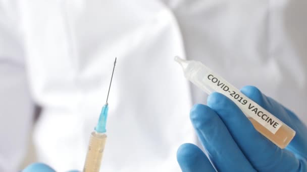 Läkare eller laboratorium som håller rör med Ncov Coronavirus Covid Vaccine — Stockvideo