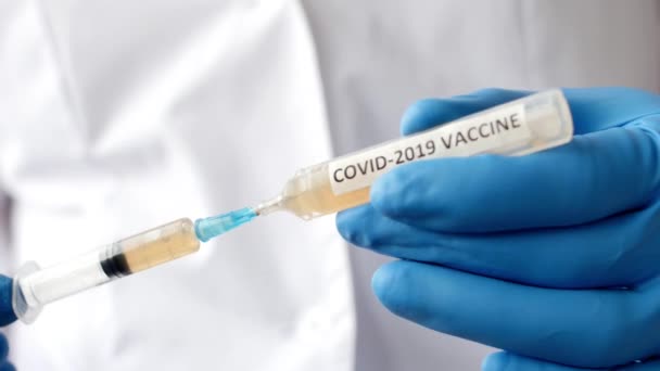 Medico o laboratorio tenendo tubo con Ncov Coronavirus Covid vaccino — Video Stock