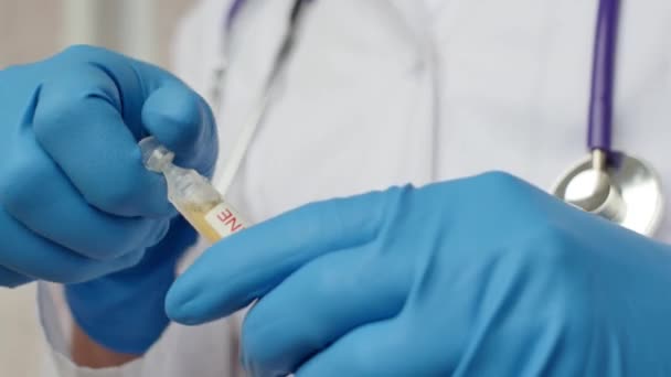 Médico o laboratorio que sostiene el tubo con la vacuna Covid del coronavirus de Ncov — Vídeo de stock