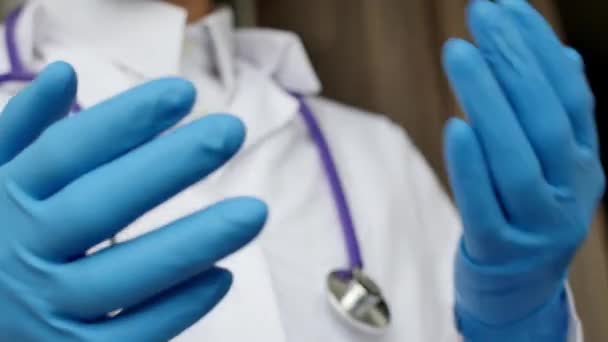 Tıp doktoru hasta ile konuşma ve bir şey açıklayan — Stok video