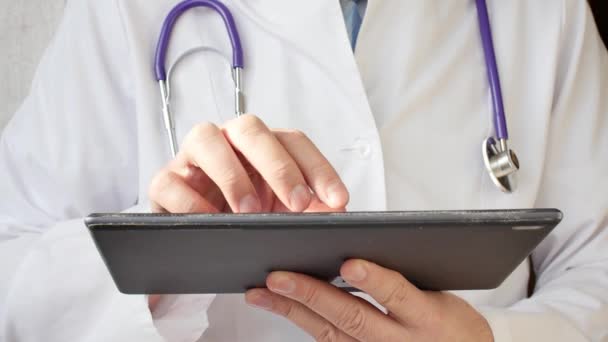 Medico che lavora con computer tablet. — Video Stock