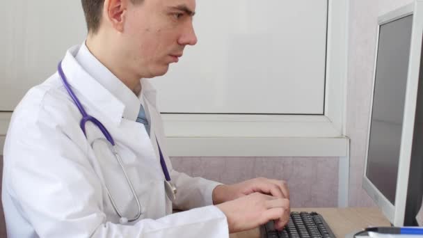 Medicin läkare arbetar och använder musen på datorn — Stockvideo