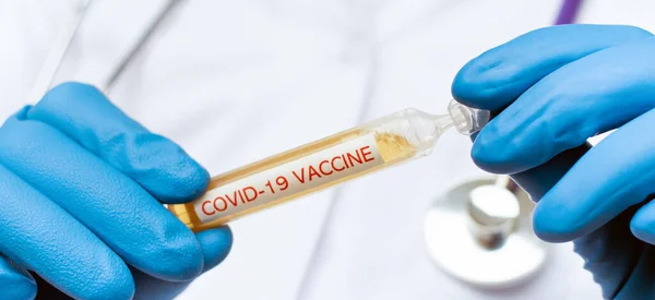 Medical doctor or laborant holding tube with nCoV Coronavirus COVID vaccine — Stock Photo, Image