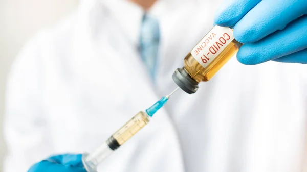 Врач или лаборант, держащий трубку с коронавирусной вакциной Ncov Covid — стоковое фото