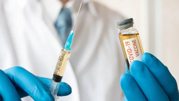 Ncov Coronavirus Covid Aşısı ile Tıbbi Doktor veya Laboratuvar Tutma Tüpü — Stok fotoğraf