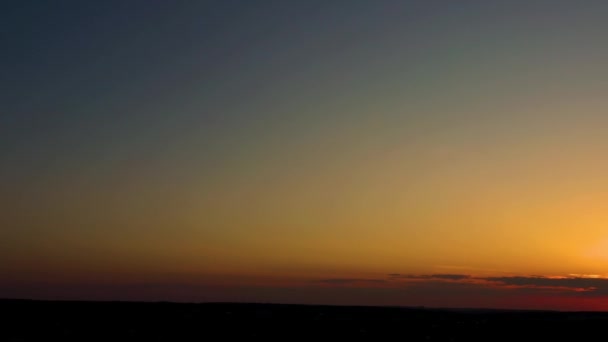 Rode en oranje hemel met zonsondergang — Stockvideo