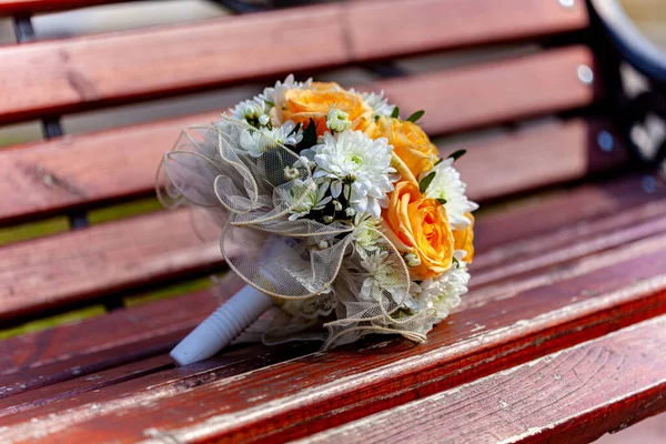 Wedding bouquet on wooden bench — Stock Photo, Image