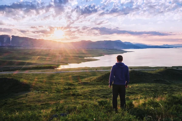 Şafak adam olduğunu