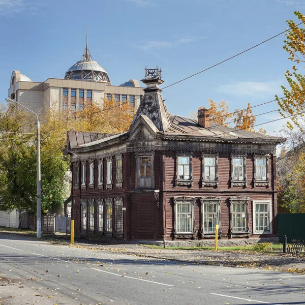 Yeni arka planda eski ev