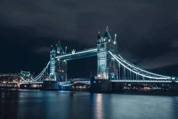 Νυχτερινή Θέα Από Την Γέφυρα Του Πύργου Και Του Ποταμού — Φωτογραφία Αρχείου