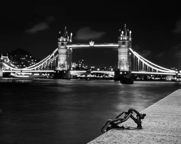 Kedjan Förgrunden Och Tower Bridge Bakgrunden Svart Och Vitt London — Stockfoto