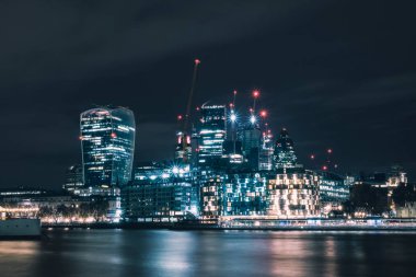Gece görünümü City of London ve Thames Nehri