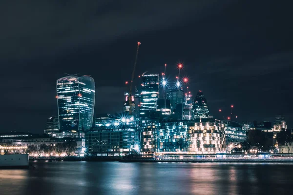 Νυχτερινή Θέα Στην Πόλη Του Λονδίνου Και Στις Όχθες Του — Φωτογραφία Αρχείου